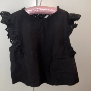 Blus från hm - Säljer denna superfina blus då den aldrig kommer till användning🥰Superfint skick. Köpte den för 300 och den är i storlek M men passar även L och S