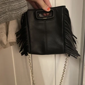 Maje väska - Intressekoll på min jätte fina maje väska. Den är nästan helt oanvänd och i nyskick, pris kan diskuteras. Dustbag finns☺️