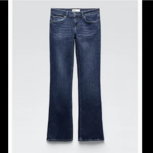 Zara jeans  - Mörkblåa trendiga jeans från zara. Kommer inte till användning💗skriv vid intresse för flera bilder!