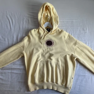 Sweet SKTBS Hoodie (Embroidered) - Använd två gånger  |  Storlek: XS, men det känns som M/L  |  Endast personligt möte :)