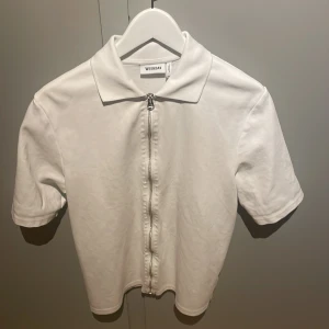 Zip T-shirt weekday - Zip T-shirt från weekday i mycket bra skick. Nästan aldrig använd. Fin tröja till sommaren. Storlek XS men passar också S. Inköpt för 500, mitt pris 150💵