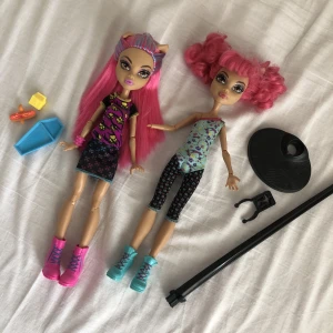 Monster High Howleen Wolf Bundle - Howleen bundle i fint befintligt skick, kolla bild noga, allt ingår! ^^ Kan mötas upp i Lund annars kan d skickas om frakten betalas av köparen :3 swish betalning och ba dm om det är nåt!! 