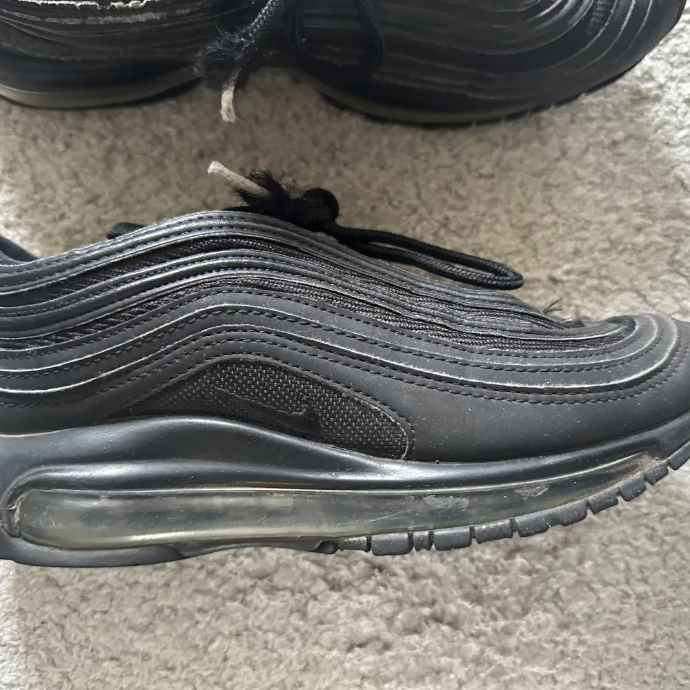 Ett par svarta Nike air max 97. De är välanvända och lite slitna men de är sköna och snygga ändå! Nypris: 1700 kr . Skor.