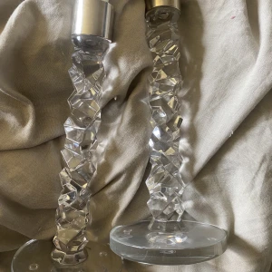 Orrefors ljusstakar  - Nypris är ca 1100kr för båda. Så himla fina men står tyvärr bara hemma i garderoben och samlar damm. Märket är kvar på båda ljusstakar för att försäkra om att dessa är äkta Orrefors. Har haft dem sen i somras. Inte en endaste repa eller defekt. Som nya