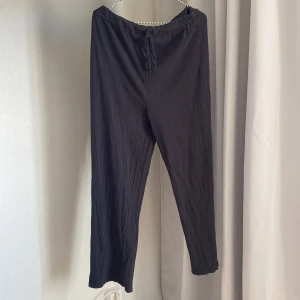 Gravidbyxor  - Svarta gravidbyxor från SHEIN i storlek  L med fejk snöre, justerbar midja och slits vid benen. Aldrig använda, endast tvättade och testade! Nypris 139kr