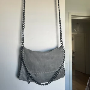 stella mccartney liknande väska💕🌸🤤 - Säljer min fina stella mccartney liknande väska.⭐️ Den passar verkligen till precis allting och är den perfekta accessoaren som gör din outfit 10/10!!👌💕
