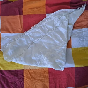 Vintage siden scarf - Sjal i siden / silke material. 72×78 cm. Använd fåtal gånger. Skicka frågor i pm Köparen står för frakten. Ansvarar inte för paketet under frakten. 