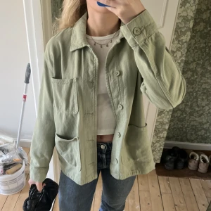 Vårjacka från Zara 💚 - Får ingen användning av denna tyvärr, använd tre gånger! 💚 storlek S! Superfin lite oversized 🫶🏼