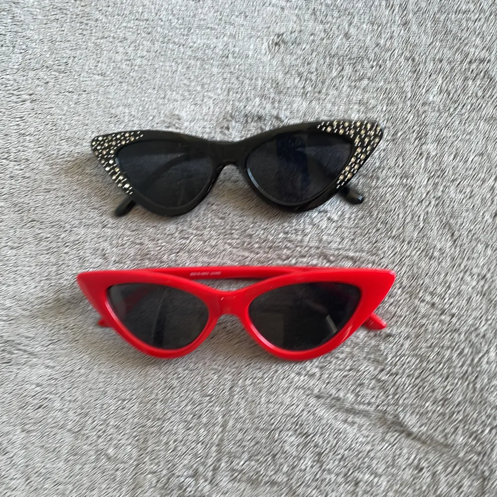 Vanliga solglasögon (cat eye). Röda och svarta. Mycket bra kvalitet då jag är osäker på om de nånsin blivit använda😅. Asusteet.