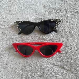 Vanliga solglasögon (cat eye). Röda och svarta. Mycket bra kvalitet då jag är osäker på om de nånsin blivit använda😅