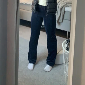 Juicy byxor - Säljer dessa mörkblå juicybyxor då dom inte kommer t användning, kanske kan gå ner lite i pris vid snabbaffär 💗