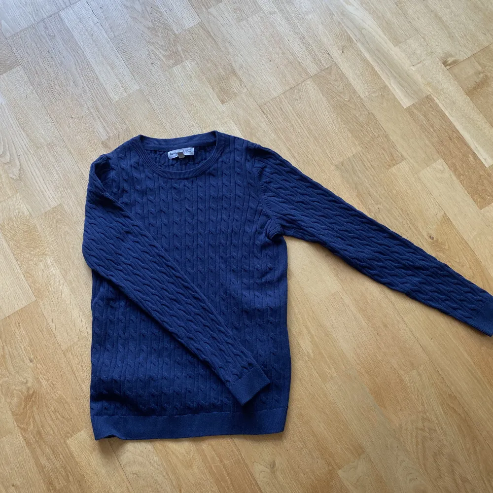 En mörkblå finstickad tröja i storlek S. Aldrig använd och helt nytt skick. Säljer för: 115kr Nypris: 129kr. Stickat.