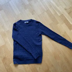 En mörkblå finstickad tröja i storlek S. Aldrig använd och helt nytt skick. Säljer för: 115kr Nypris: 129kr