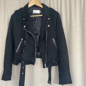 Mockajacka - Kort jacka i mocka, bikerstil. Använd 1 gång 