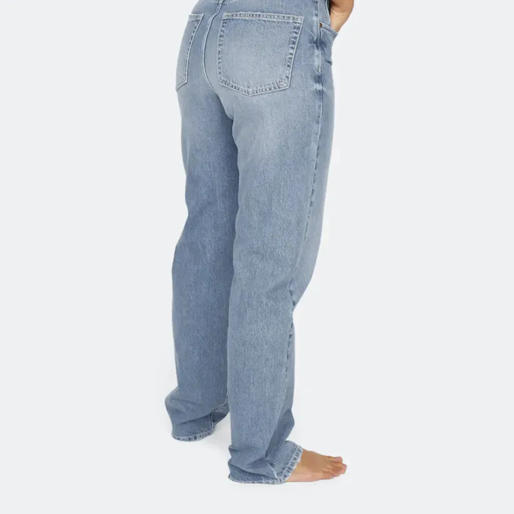 Jeans från bikbok, W26 L34. Säljer dom då för dom har blivit för små, skulle passa någon som är mellan 170-180 lång☺️Dom är i nyskick! Nypriset är 599kr. Jeans & Byxor.