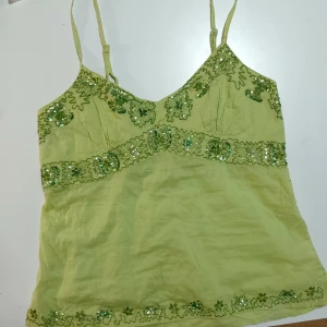 Y2K grön topp - Har storlek s och den sitter som tight på mig lite, är till för folk med små bröst btw B kupa typ