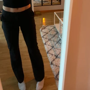 Kostymbyxor - Säljer dessa supersnygga mid waist kostymbyxorna från STOCKH LM, köpta för 1099 kr.