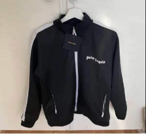 Palm angels  - Har byxorna också men säljer båda för 1100 men tröjan för en väldigt bra pris. Inga skador alls.