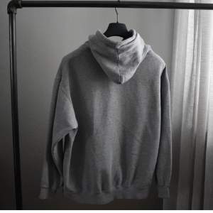 Snygg grå vintage hoodie med tryck. Från purdue university. Bra skick. Passar storlek S. Köpt för 650kr