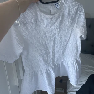 Vit somrig topp - Fin somrig topp som är köpt från zalando, storlek s💗
