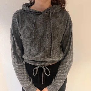 Tunn tröja med knytning  - Tunn tröja från Gina tricot med luva och snörning i midjan. Använd 1 gång, storlek S.