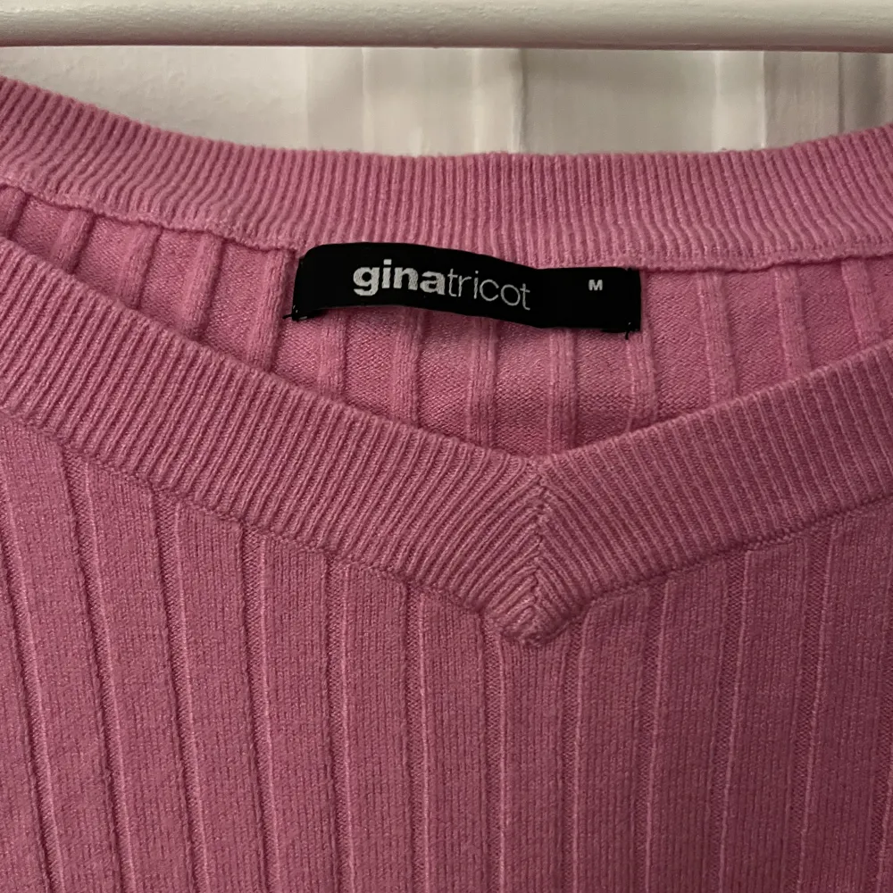 Ribbad tröja från Ginatricot i en rosa färg. Använd 1 gång. . Tröjor & Koftor.
