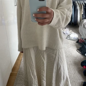 Kjol - Lågmidjad kjol, den är beige med små guldränder!!