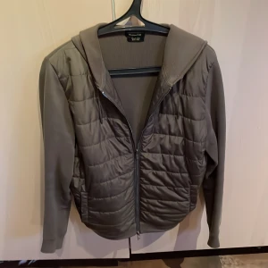 Massimo dutti cardigan - Säljer min massimo dutti cardigan eftersom den är för liten.  Skick 8/10 Strl S 499kr  Bara att höra av sig för frågor!