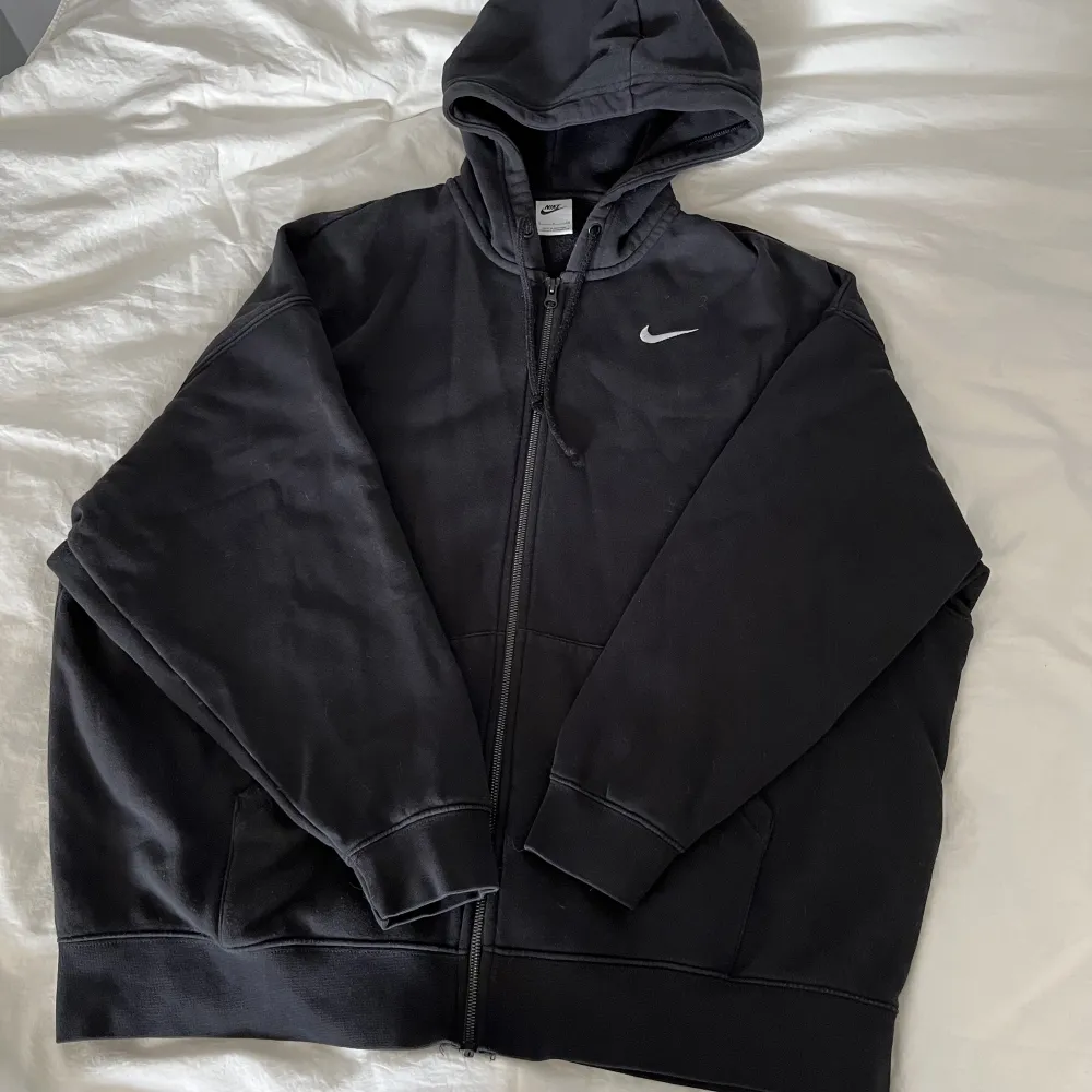 Säljer Nike oversized hoodie storlek S nypris 749kr . Hoodies.