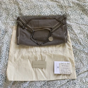 Stella Mccartney  - Stella mccartney ”falabella shagder fover”  Den har några år på nacken, blivit lite rosa på kedjorna samt 2 små slitningar (inget man lägger märke till) bilder på detta skickas om man är seriöst intresserad. Nypris 7500kr  Kom med seriösa bud❤️
