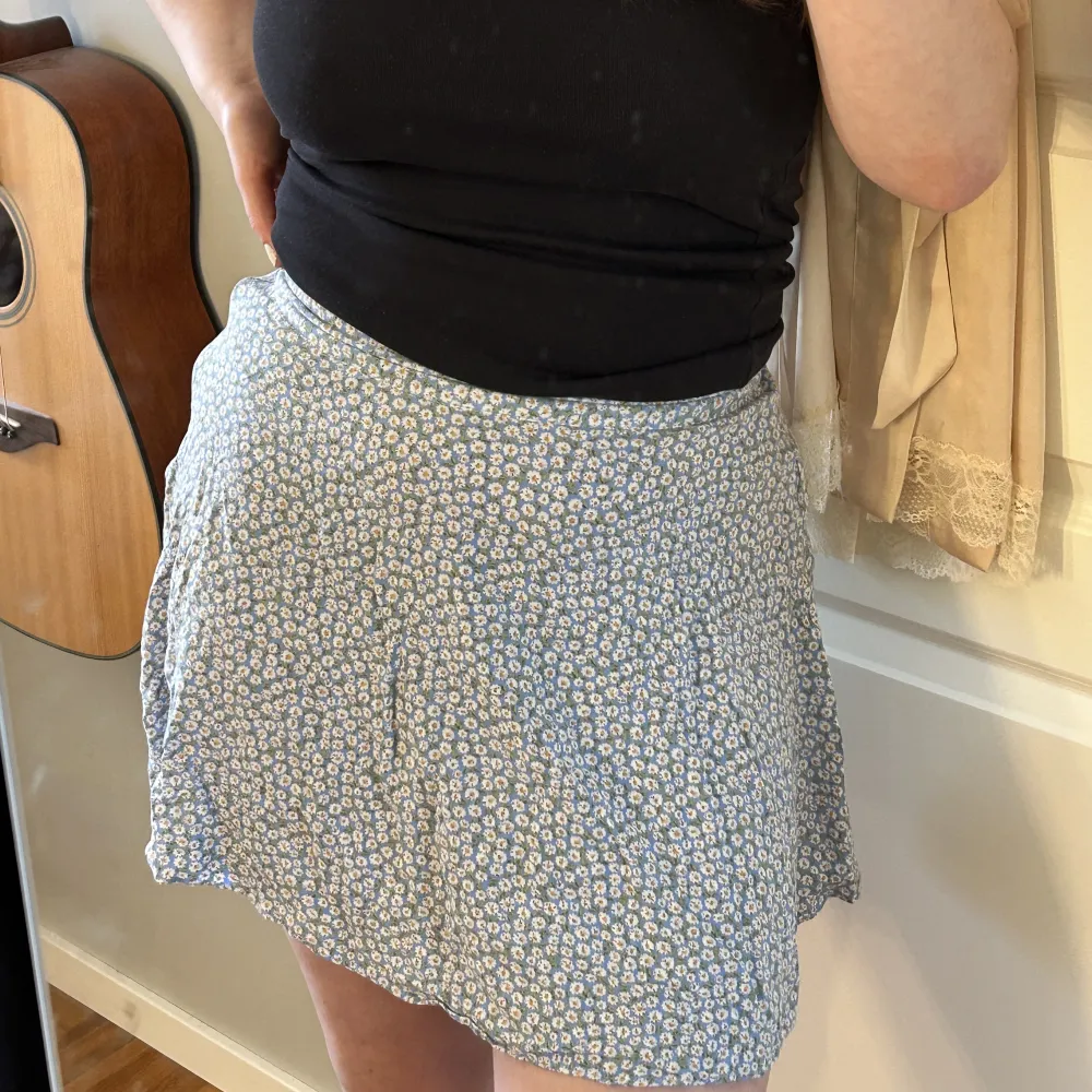 Säljer denna otroliga kjol från NA-KD. Använd flitigt en sommar. Jag är 166cm lång💞. Kjolar.