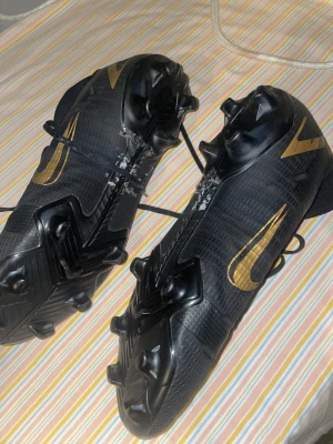 Nike fotbollsskor  - Lite smutsiga, tvättas innan jag säljer dom. Nästan nyskick då de var förstora för mig. Storlek 42. Original pris 1250kr.