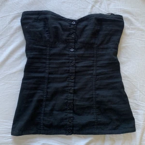 Tubtopp - Använd köp nu! Så snygg Tubtopp med knäppning fram! Säljer liknande kläder på min sida