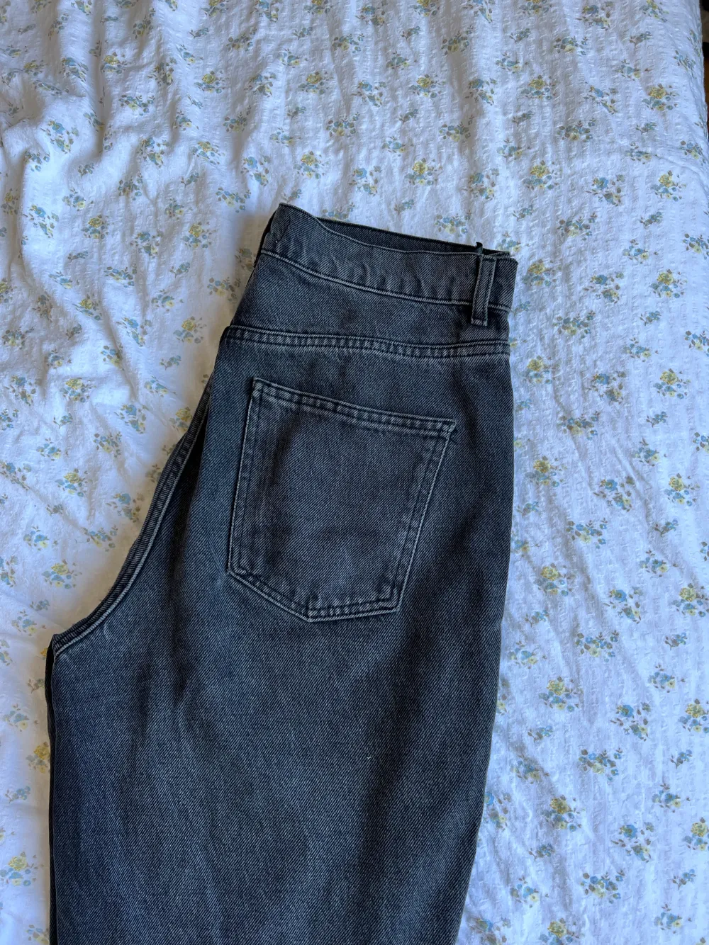 Snygga grå Jeans från zara, knappt använda, bra skick. Strl 42 men passar också 40. Hör av dig vid intresse!☺️. Jeans & Byxor.