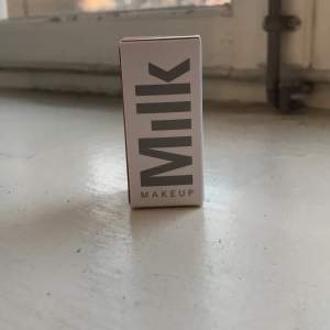 En jättefin helt oöppnad milk bronzer i baked, nypris 279kr💞! Säljer denna då jag fick 2 i present och märkte att den ena inte riktigt matchade min hudfärg🫶🏻. (OBS⚠️ gratis frakt)
