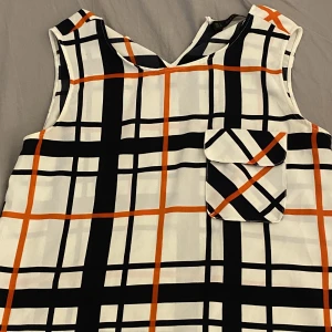 Randig kortärmad blus - Helt ny