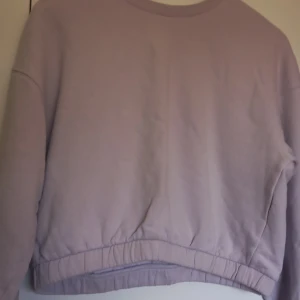 Cropped hoodie  - Från lager 157. Mjukt material på insidan. Säljer fler sånna så in och kolla. Om ni undrar något så skeiv gärna💞