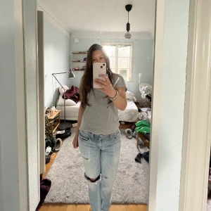 Levis jeans - Säljer dessa skitsnygga raka levis jeans, jättecoola och unika med hål på båda benen, pris kan diskuteras!