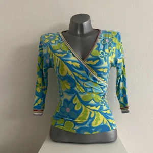 Topp - Vintage blommig topp från Italien, jätte fin och unik <3