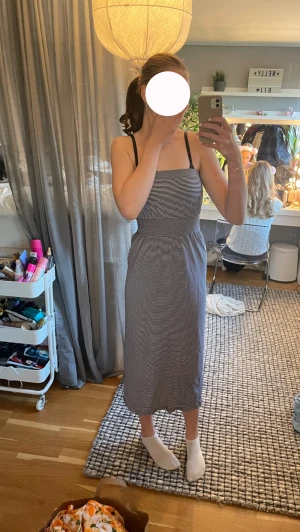 Klänning  - Super fin randig klänning från Dream Club🫶🏼i nyskick! Väldigt stretchigt material. Köparen står för frakt💌