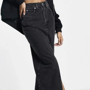 Maxi jeanskjol. - Säljer denna slutsålda maxijeanskjol från asos. Oanvänd. Storlek 40 men snarare än 38, från asos tall så hellång på mig som är 175