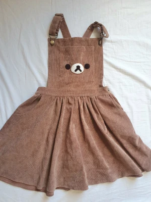 Rilakkuma hängselklänning - Jättesöt oanvänd Rilakkuma hängselklänning med avtagbar luva. Materialet är corduroy♡