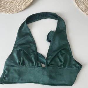 Halterneck topp från Motel Rocks - Snygg halterneck topp från Motel rocks med knytning i ryggen! Aldrig anvönd