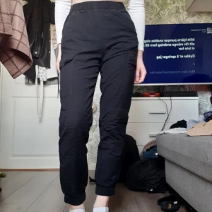 Svarta cargobyxor - Svarta cargobyxor från H&M. Inte den traditionella modellen av cargos då dessa är från barnavdleningen, men ändån fina och sköna.  Skiv för mer info och fler bilder🌷