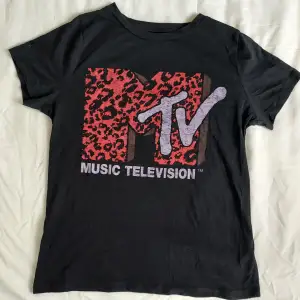 Snygg t-shirt med MTV tryck. Storlek S men passar en M också.  Eventuell frakt betalas av köparen 🖤