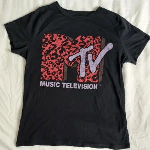 MTV t-shirt - Snygg t-shirt med MTV tryck. Storlek S men passar en M också.  Eventuell frakt betalas av köparen 🖤