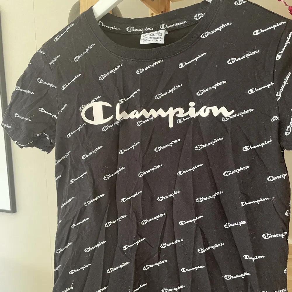 Basic t-shirt från Champion i använt men bra skick. Storlek S! Köparen står för frakten 👕. T-shirts.