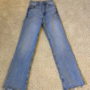 Högmidjade raka ljusblåa zara jeans i nyskick. Storlek 32. Benlängd 84 cm. Nypris 39€ (ca 450kr) men säljer för 100kr. 