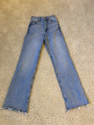 Högmidjade zara jeans  - Högmidjade raka ljusblåa zara jeans i nyskick. Storlek 32. Benlängd 84 cm. Nypris 39€ (ca 450kr) men säljer för 100kr. 