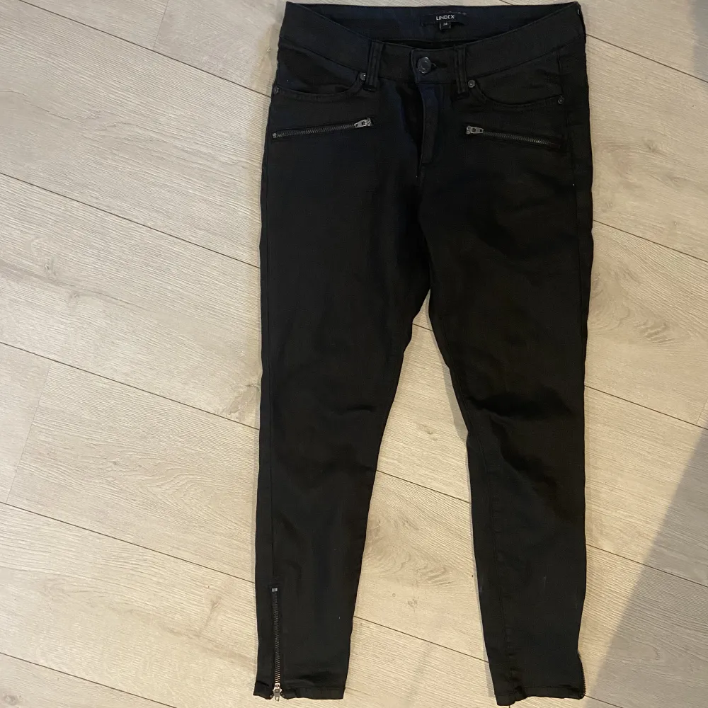 Så snygga byxor som tyvärr är för små för mig. Från Lindex strl 34. De är riktigt svarta och lite blank yta. . Jeans & Byxor.